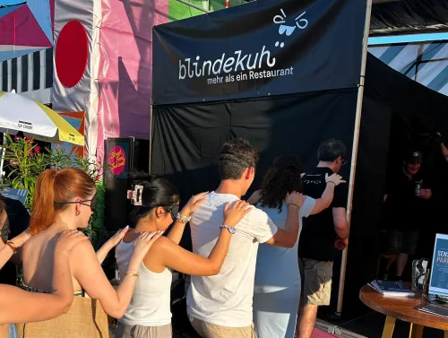 Dunkelzelt mit Menschen die reingeführt werden