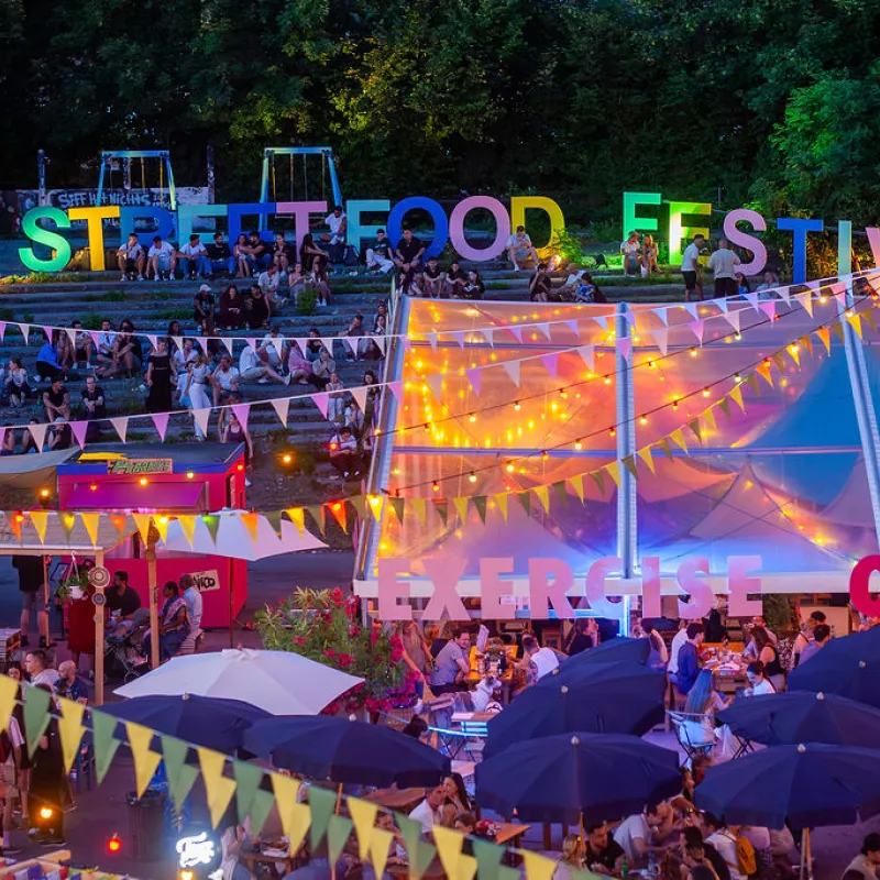 Gelände des Street Food Festivals bei Nacht